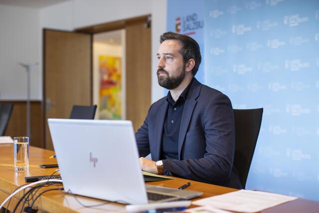 Verkehrslandesrat Stefan Schnöll stimmte die Straßenbauvorhaben mit den beteiligten Partnern in einer Online-Konferenz ab.