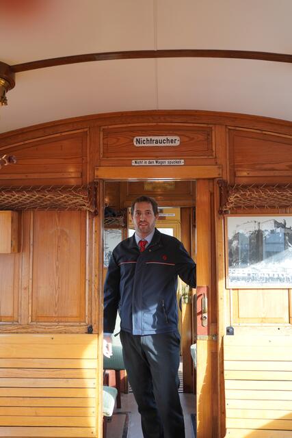 Triebwagenführer Moritz Schrempf fuhr den Nostalgiezug nach Oberndorf. | Foto: Gertraud Kleemayr