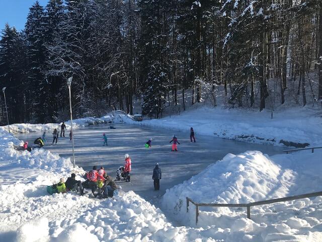 Eislaufvergnügen in Ludmannsdorf bei besten Bedingungen.