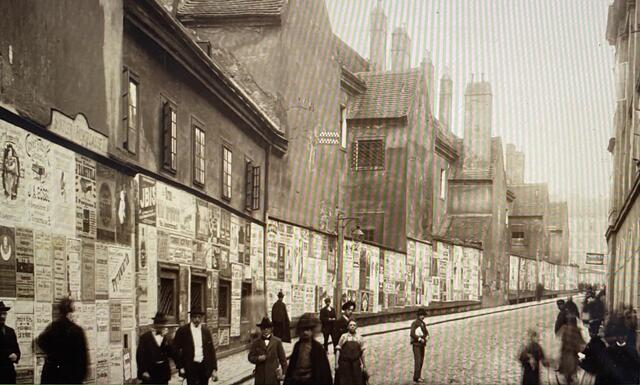 Die Schau "Augenblick!" zeigt Straßenfotografie in Wien von den 1860er Jahren bis heute.