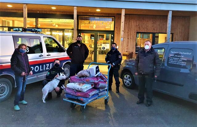 Tierpflegerin Susi Zaoral mit Spuky, die Polizeidiensthundeführer von der DHI Guntersdorf Nicole Glaser, Josef Kohzina und Richard Lentner und Otto Vogl-Proschinger, Präsident vom Tierheim Dechanthof.  | Foto: Josef Kohzina 
