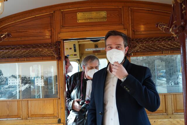 Stefan Schnöll mit Richard Fuchs vom Vereine "Rote Elektrische" im Inneren der Nostalgiebahn. | Foto: Gertraud Kleemayr