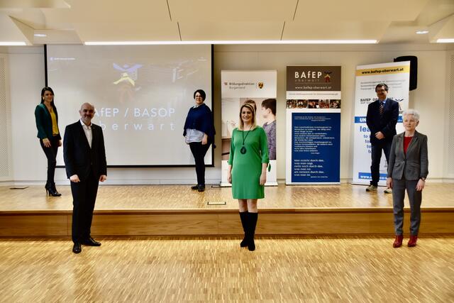 Lehrerin Carina Pinzker, Lehrerin Ines Brugner, Direktor Herwig Wallner (hinten), Bildungsdirektor Heinz Josef Zitz, Landesrätin Daniela Winkler und Lehrerin Jutta Pradl-Hoics (vorne).