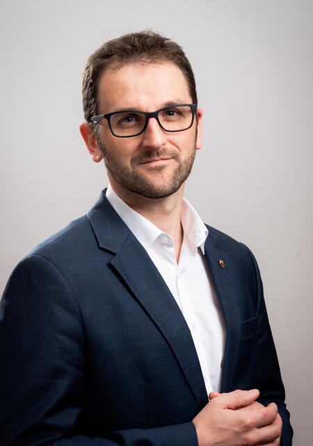 „Wenn man sich die Kennzeichen der Autofahrer, die sich in den letzten Jahren vor allem in den Wintermonaten durch unsere Gemeinde gequält haben, angesehen hat, dann war immer klar, dass sich ein großer Teil davon nur das Geld für die Vignette ersparen wollte“, ist der VP-Bundesrat und Ebbser Vizebürgermeister Sebastian Kolland überzeugt. | Foto: Angerer