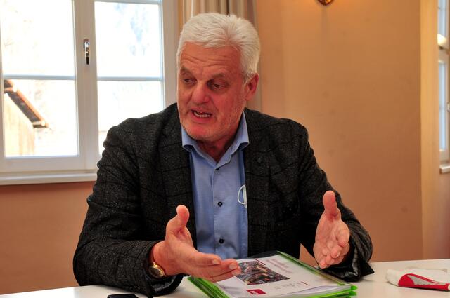 Bürgermeister Rudolf Häusler schildert die Umstände seiner Impfung im Wohnheim Haus Teresa.