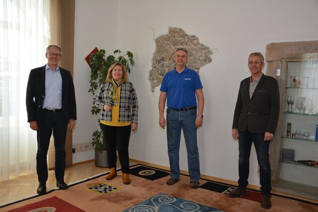 Stadtamtsdirektor Rudolf Polt, Waidhofens designierte Bürgermeisterin Eunike Grahofer sowie der Bürgermeister von Groß-Siegharts Ulrich Achleitner und Stadtamtsdirektor Jochen Strnad freuen sich über das zwischen den beiden Gemeinden gemeinsam erarbeitete regelmäßige Testkonzept als Beitrag zur COVID Bekämpfung (Anmerkung: Die Personen am Foto wurden vorab negativ auf das Coronavirus getestet).