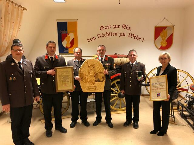 Bernhard Strabler, Harald Weidenauer, Mario Leitner, Heinz Rumpold, Karl Weiss, Bürgermeisterin Adelheid Ebner (v.l.).