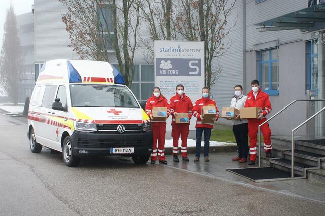 Dominik Kreuzmayr von der Firma Starlim (2.v.r.), Bezirksrettungskommandant Andreas Heinz (3.v.r.) und drei Rot-Kreuz-Mitarbeiter der Ortsstelle Wels bei der Übergabe der Maskenbänder. | Foto: Starlim Spritzguss GmbH
