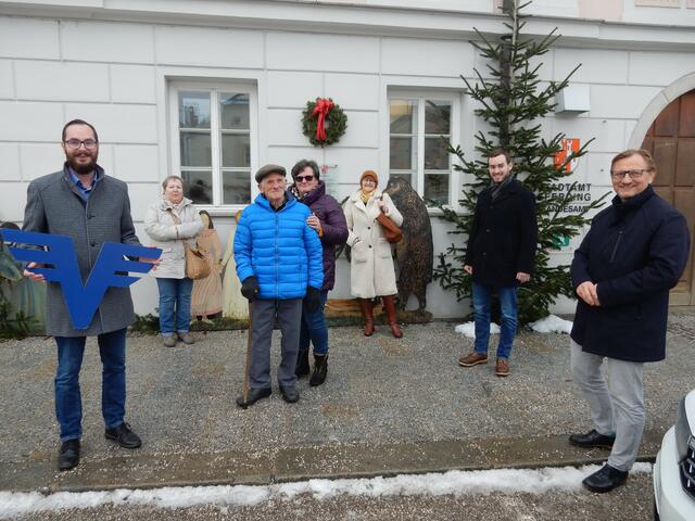 Von links: Harald Kothbauer (Vorsitzender Stadtmarketing/Direktor der Volksbank Eferding), Elisabeth Ecker (Gewinnerin), Franz Lonauer (Gewinner) mit Tochter Fr. Reisinger als Begleitung, Brigitte Alber (Gewinnerin), Bürgermeister Severin Mair, Christian Prechtl (Vorsitzender WKO Eferding/GUUte Verein Eferdinger Land und Wirtschaftsbund Eferding).