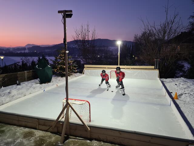 Der Eislaufplatz in St. Donat hat einen traumhaften Ausblick. Florian (6 Jahre) und Julian (8 Jahre) sind begeisterte Eishockeyspieler. Die beiden Jungs wollen später einmal Eishockey-Profis werden. | Foto: Privat/Fritz