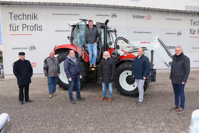 Abteilungsleiter Johann Kandlhofer übergab den Traktor an die Vertreter der Marktgemeinde Grafendorf rund um Bgm. Johann Handler.