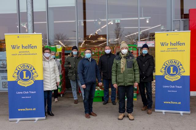 Die Mitglieder der Lions Traun vor dem Spar Markt Ödt.