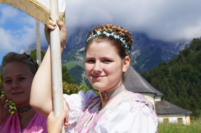 "Gretlfrisur" als Zeichen der fruchtbaren Frau, Anna-Fest in Ettenberg am Fuße des Untersbergs 