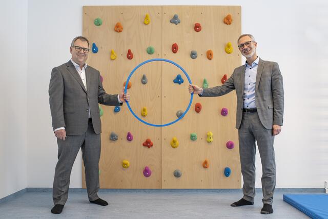 Von links: Helmut Fallmann (Mitglied Vorstand Fabasoft AG) und Gerhard Breitenberger (Geschäftsführer Diakoniewerk OÖ) freuen sich über die Zusammenarbeit. | Foto: Diakoniewerk
