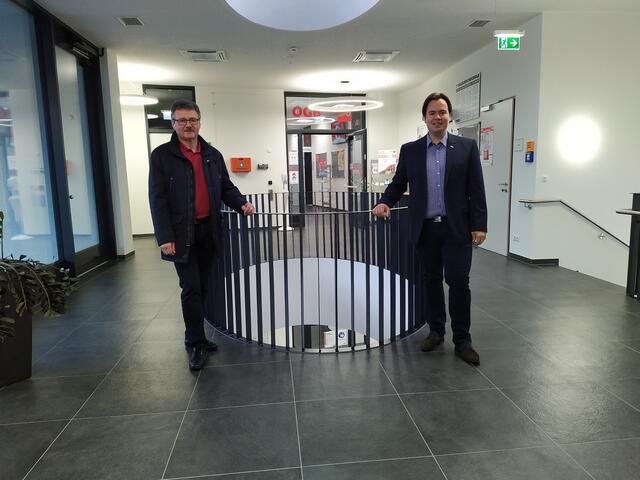 Andere Investitionsideen als Bürgermeister Josef Ober verfolgen Gemeinderat Erich Hackl (l.) und der zweite Vizebürgermeister Robert Trummer.