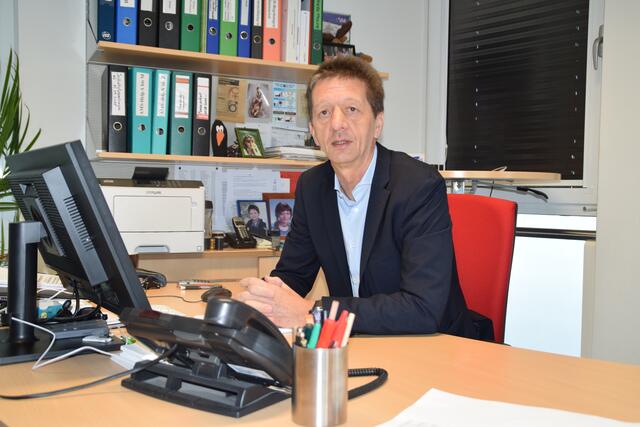 Hans Schultheis spricht über die Arbeitslosenzahlen.