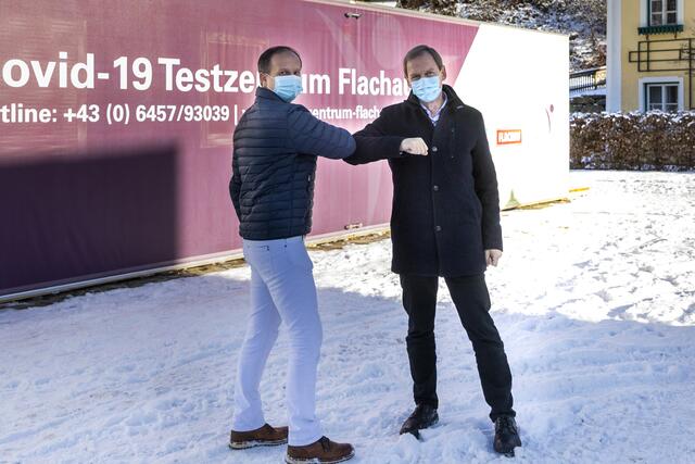 Harald Breitfuß und Thomas Oberreiter vor dem Testzentrum in Flachau, zu dem am 24. Jänner hoffentlich viele Personen kommen werden.