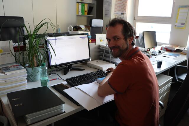 Zurzeit ist es ruhig in der TFBS Landeck, nur vereinzelt sind LehrerInnen im Schulgebäude. Clemens Unterthiner bereitet beispielsweise den Unterricht vor Ort vor. | Foto: Siegele