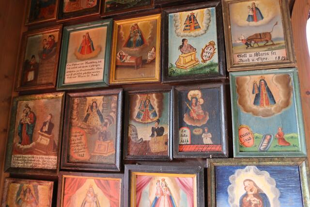 Votivbilder in der Corona-Kapelle in Birnbach, Gemeinde Erlbach
 