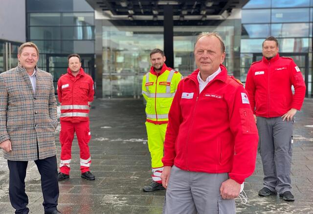 Bürgermeister Günther Albel (links), Rot-Kreuz-Bezirksrettungskommandant Martin Taupe (vorne) und Mitarbeiter des Roten Kreuzes vor dem Congress Center
