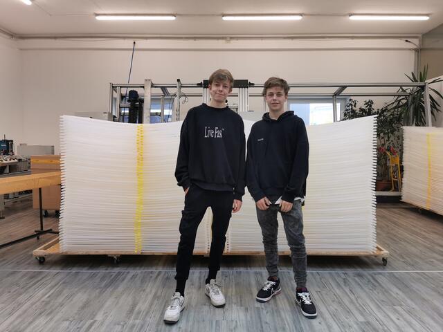 Josua und Leon machen beide eine Lehre im elterlichen Betrieb und wollen später die Firma weiterführen. | Foto: Michael Kendlbacher