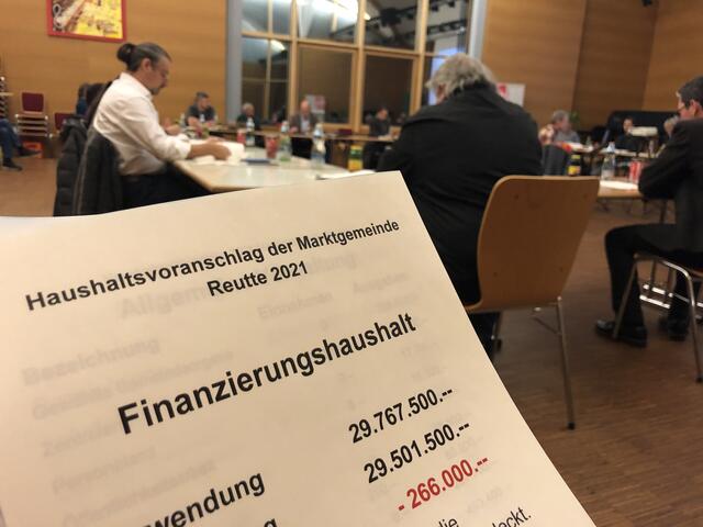 Der Haushaltsvoranschlag zu Sitzungsbeginn, hier noch mit geplanten 29.767.500 Euro an "Verwendungen". Am Ende waren es 100.000 Euro mehr. | Foto: Reichel