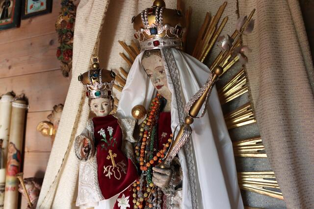 Gekrönte Madonna mit dem "neuen Leben" in ihren Händen, Corona-Kapelle Birnbach
