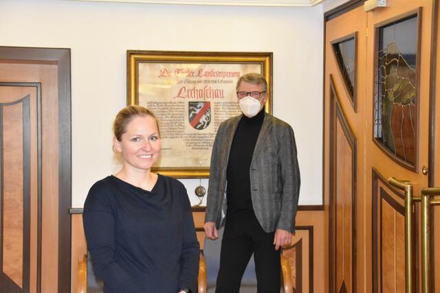 Seit 1. Jänner 2021 ist Dr. Ute Wagner die neue praktische Ärztin in Lechaschau. Bgm. Hansjörg Fuchs freut sich über die neue Medizinerin in der Gemeinde.
