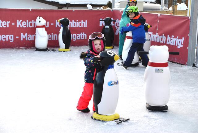 Die kleine Marie hält sich am Pinguin fest, um sicher über das Eis zu kommen. | Foto: Eberharter