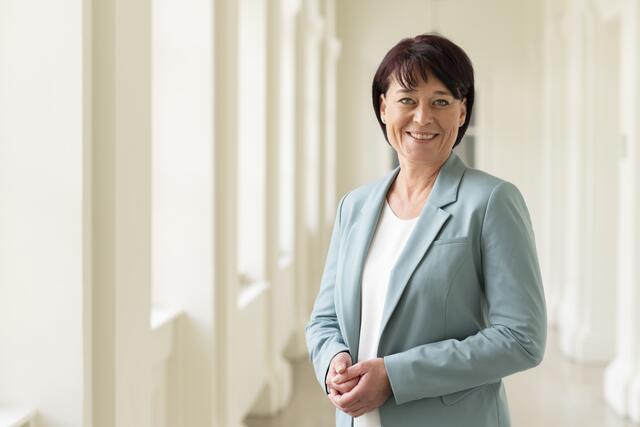 Tirols Landtagspräsidentin Sonja Ledl-Rossmann hegt keine Zweifel an der Sicherheit des Impfstoffes und lässt sich impfen, wenn sie an der Reihe ist.