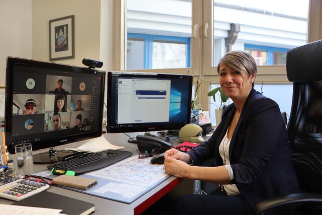 Komplett Umstellung auf Distance-Learning seit geraumer Zeit: Direktor-Stellvertreterin Martina Bombardelli im Fern-Unterricht mit der Klasse 1a. | Foto: Siegele
