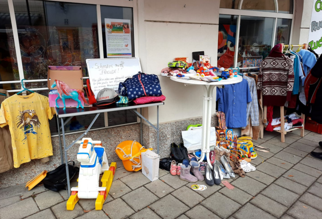 Die Geschenke-Aktion vor dem Cafe Rucki Zucki kommt bei Schenkenden und Beschenkten gut an