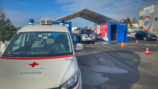 Teststationen im Rotkreuz-Drive-In Eferding (Bild), Klinikum Grieskirchen, Raiffeisen Arena Grieskirchen und Melodium Peuerbach. Eine Anmeldung wird aber dringend empfohlen.