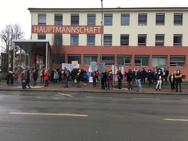 Rund 60 Menschen nahmen an der Demonstration teil und fordern eine Aufnahme von Flüchtlingen aus Lagern in Bosnien und Griechenland. | Foto: Wolfgang Spitzmüller