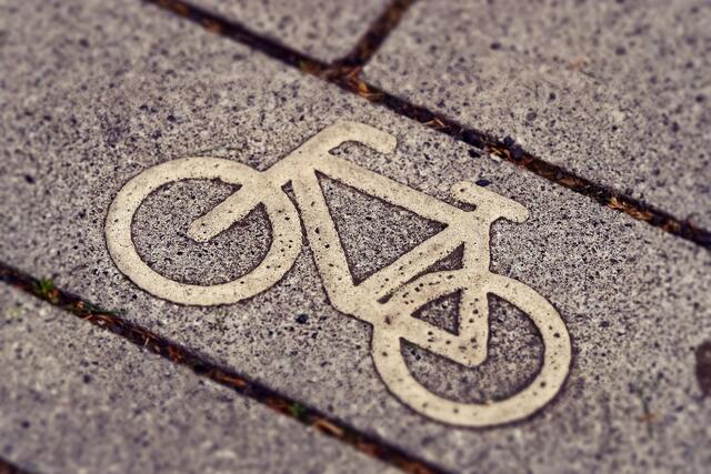 In Graz wurde eine Radfahrerin durch eine Kollision mit einem Pkw schwer verletzt.