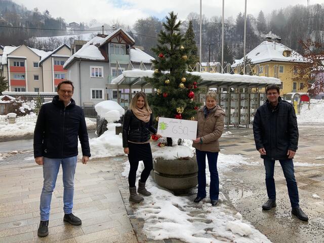 Spendenübergabe: Bürgermeister Michael Maier, Birgit Marktl, Elisabeth Tropper-Kranz und Franz Aschbacher