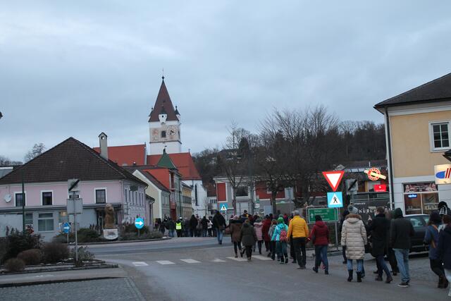 Rückmarsch zum Perger Hauptplatz. Rund eine Stunde dauerte die "mobile Versammlung".