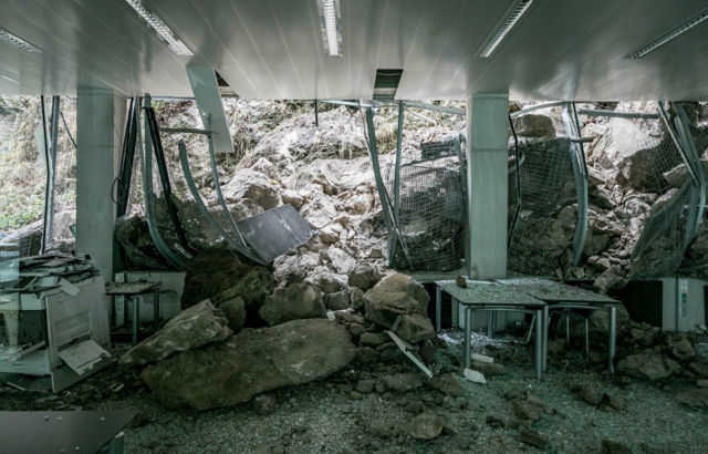 Den Einsatzkräften bot sich ein Bild der Verwüstung: durch den Felssturz wurde der Lesesaal im Haus der Stadtgeschichte zerstört.