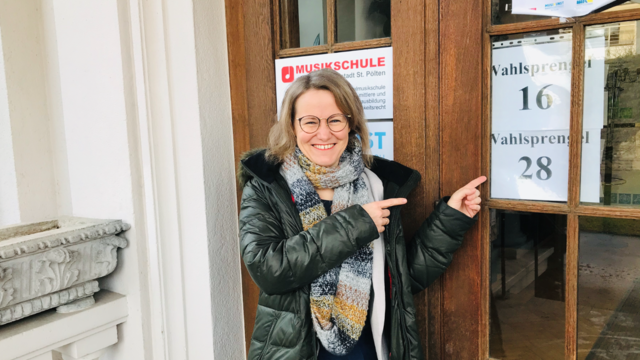 Spitzenkandidatin Christina Engel-Unterberger vor dem Wahllokal.