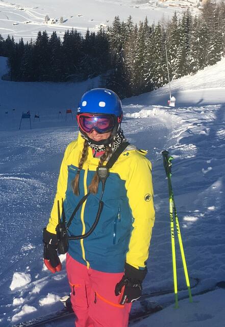 Physiotherapeutin Lisa Winkler ist auch am Pistenrand für ihre Athleten im Einsatz.  | Foto: Privat