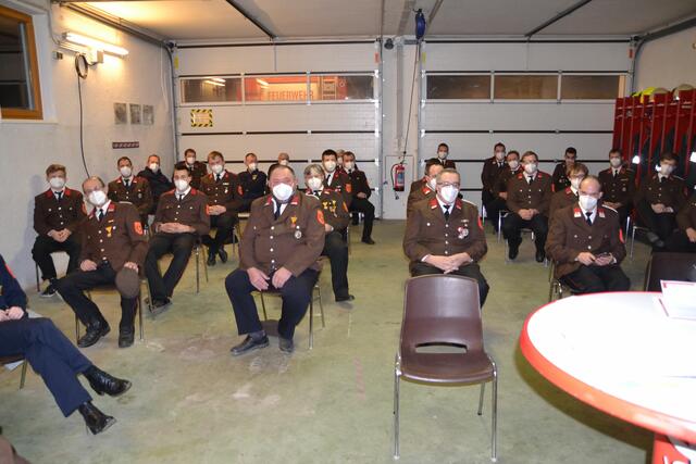 Die Mannschaft der Feuerwehr nach der Wahl im Feuerwehrhaus Brand- Laaben