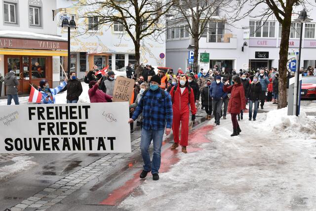 Freiheit, Friede, Souveränität forderten die Teilnehmer bei ihrem Protestmarsch durch Reutte. | Foto: Reichel