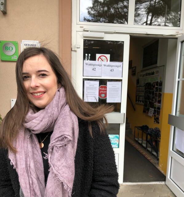 Natascha Hausmann (Listenplatz 3 - Die Grünen) vor ihrem Wahllokal in Harland.