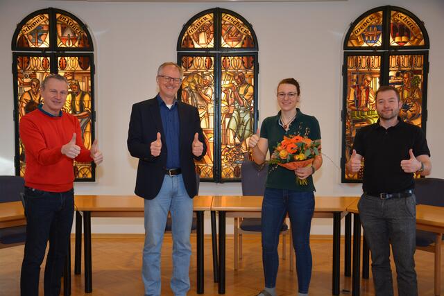 Stadtamtsdirektor-Stellvertreter Abteilungsleiter Norbert Schmied, Stadtamtsdirektor Rudolf Polt und Abteilungsleiter Michael Androsch bei der Gratulation von Kristina Lechner zur bestandenen Gemeindedienstprüfung (Anmerkung: Die Be-diensteten am Foto wurden zuvor negativ auf das Coronavirus getestet).