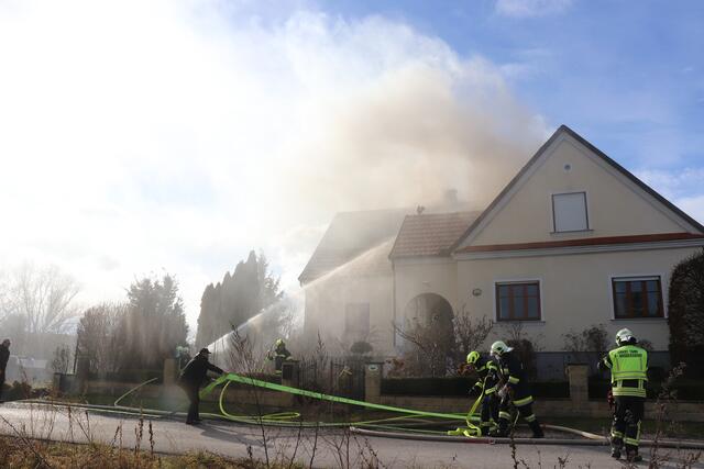 Durch Außen- und Innenangriff konnte der Dachstuhlbrand schnell unter Kontrolle gebracht werden. | Foto: FF Leithaprodersdorf