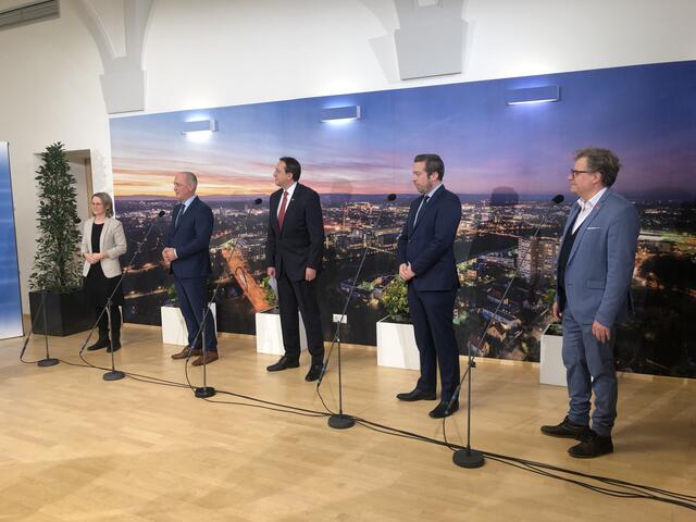 Die Spitzenkandidaten im Rathaus: Engel-Unterberger (Grüne), Adl (ÖVP), Stadler (SPÖ), Otzelberger (FPÖ), Formanek (NEOS).  | Foto: Zeiler