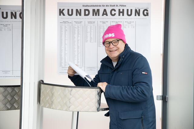 NEOS-Spitzenkandidate Niko Formanek wählt.