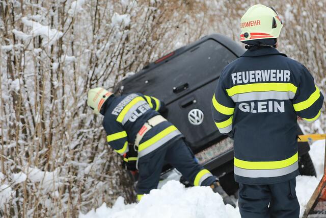 Dieses Fahrzeug landete im Graben.