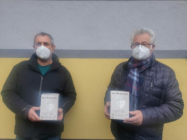 Vizebürgermeister Christian Wandler und Bürgermeister Wilhelm Schwartz bei der FFP2-Masken-Verteilaktion. | Foto: ÖVP Team Weiden am See