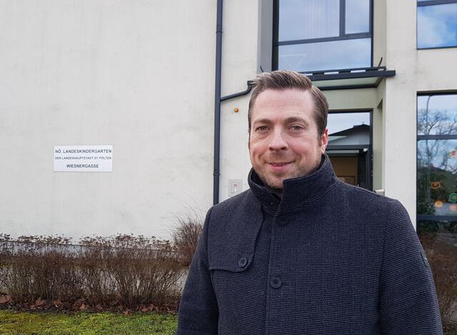 Klaus Otzelberger, Spitzenkandidat der FPÖ, vor seiner Stimmabgabe.